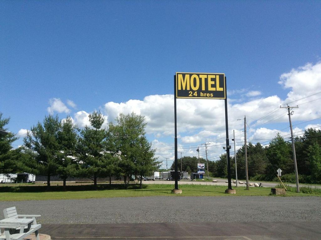 Motel Rayalco Laurier Station Exterior photo